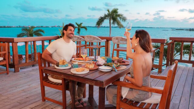 🌅🍸Oceanfront views, signature cocktails, incredible food, and the atmosphere that has made Akasha one of the top restaurants in San Pedro.

Reserve your table and experience the island the Akasha way.

📲 Reservations recommended | Link in bio
📍 Aruna Resort & Villas – San Pedro @arunaresortandvillas

.
.
.
 #AkashaBelize #AkashaExperience #SunsetInBelize #SanPedroBelize