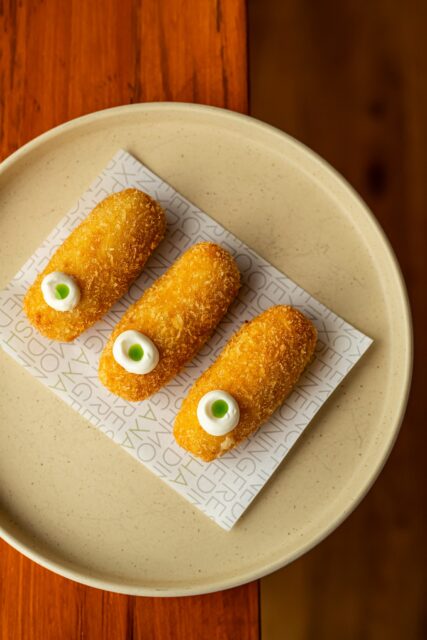 Crispy outside, creamy inside. Our Fish Croquettes are made with fish, Spanish-style béchamel, and smoked bonito broth, then coated in Japanese panko for that extra crunch.

Served with seaweed garlic aioli and herb oil, they’re perfect for sharing, especially if you’re just stopping by for cocktails and want something good on the side. ✨

📍 Akasha at Aruna Resort & Villas
📲 Book your spot | reservations@akashabelize.com
.
.
.
#FishCroquettes #SanPedroEats #BelizeDining #AkashaBelize