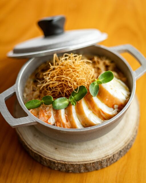 🧀🦞Losbter Mac and Cheese: Fresh lobster folded through a blend of cheeses, with chorizo, crispy leeks, parmesan and golden panko. Rich, indulgent, and very hard to share.

🌍 Reserve your table now through the link in bio.
.
.
.
#LobsterMacAndCheese #SanPedroSeafood #AkashaExperience